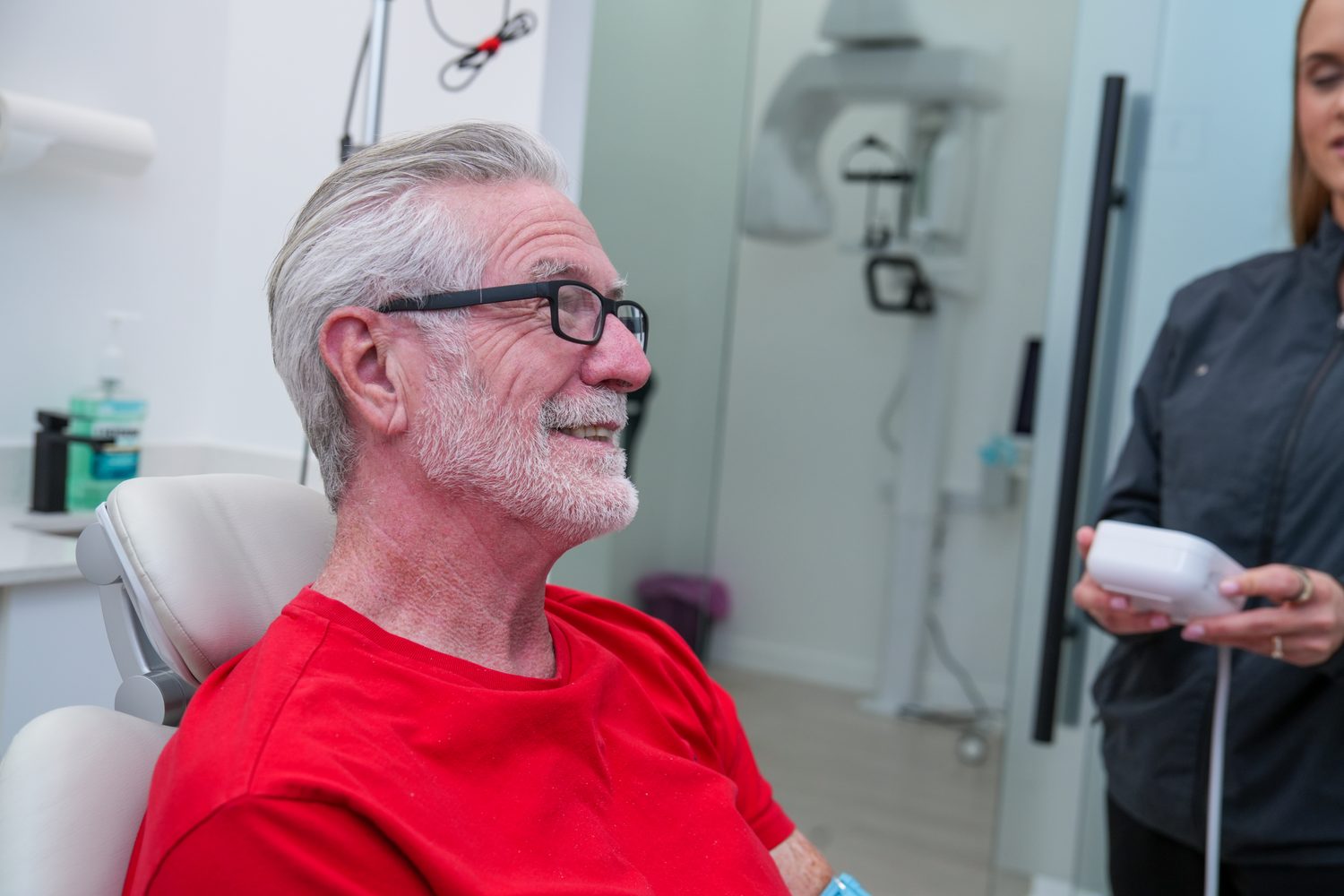 Un paciente relajado y sonriente durante una visita en MSD Dental Studio, Coral Springs