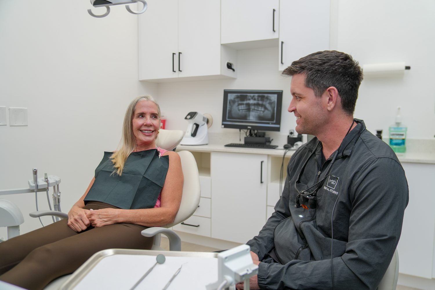 El Dr. Dillon conversando con un paciente antes del tratamiento en MSD Dental Studio, Coral Springs