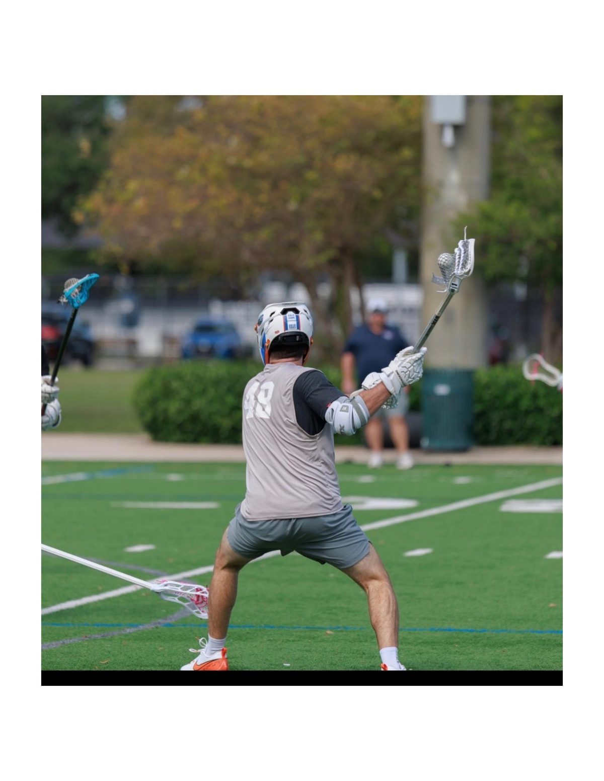 El Dr. Dillon (número 48) jugando lacrosse con los Parkland Buzzards en el norte de Broward