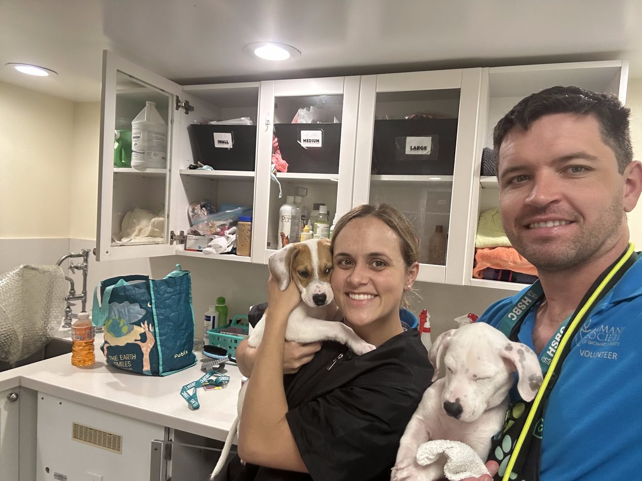 El Dr. Dillon y la Dra. Shantall con cachorros rescatados en la Humane Society of Broward County